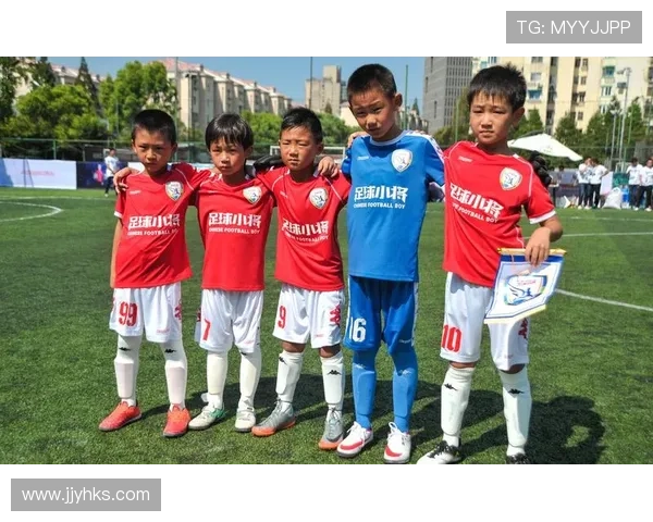 中国孩子与足球明星亲密接触梦想成真激励未来运动员成长之路