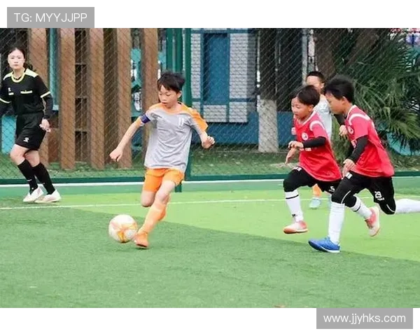 足球场上的长发少年梦追逐足球明星的激情与风采